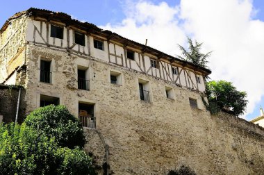 Segovia 'nın Cuellar kasabasında ortaçağ duvarı.