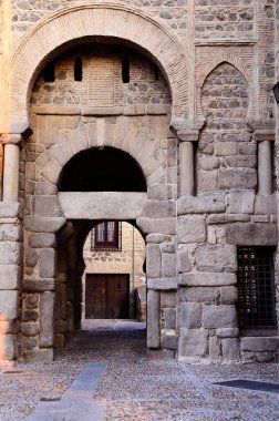 Toledo şehrinin eski Bisagra Kapısı.