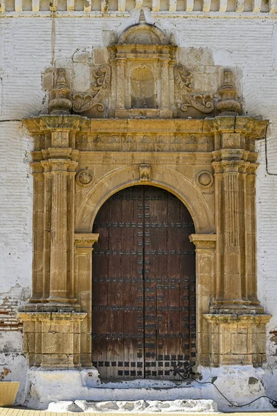 Bejárati ajtó a Szűzanya templomba Cortes de Graena bemutatójára, Granada. — Stock Fotó