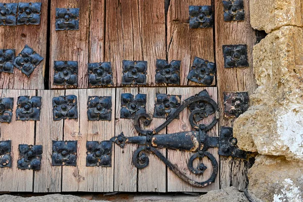 Iron fittings from an old gate, Granada. — Stockfoto