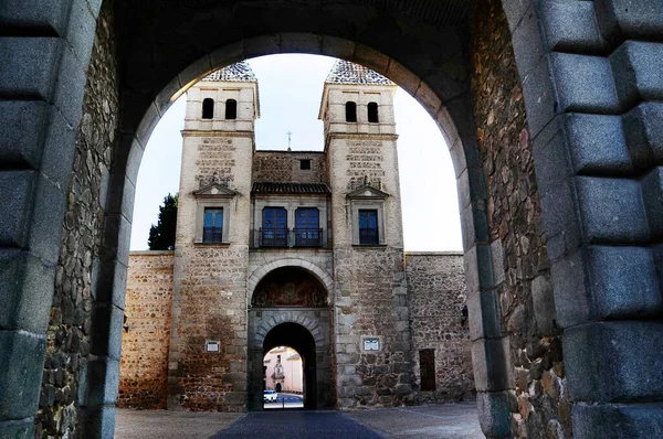 Toledo város régi Bisagra kapuja. — Stock Fotó