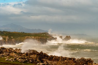 Asturian sahilinin manzarası ve engebeli uçurumları.
