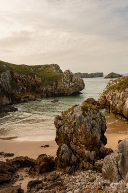 Asturian sahilinin manzarası ve engebeli uçurumları.