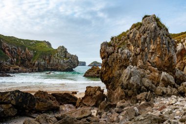 Asturian sahilinin manzarası ve engebeli uçurumları.