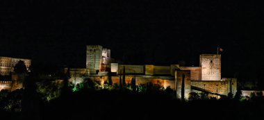 Alhambra Sarayı 'nın gece panoramik görüntüsü