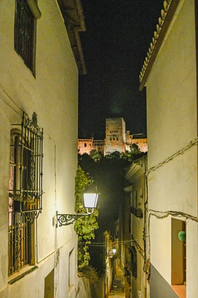 Rua típica e estreita do bairro Albaicin — Fotografia de Stock