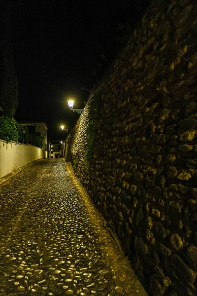 Rua típica e estreita do bairro Albaicin — Fotografia de Stock