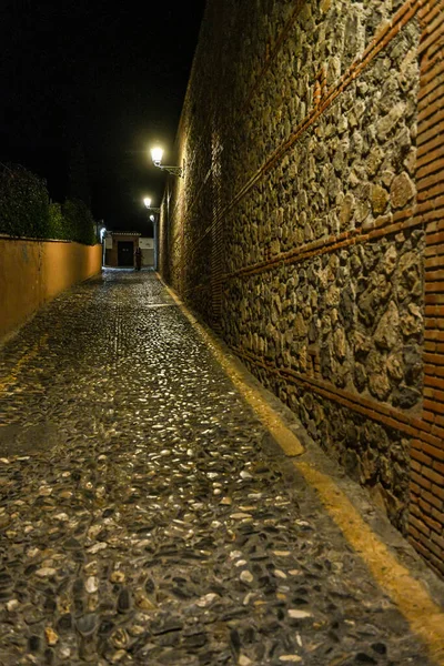 Rua típica e estreita do bairro Albaicin — Fotografia de Stock