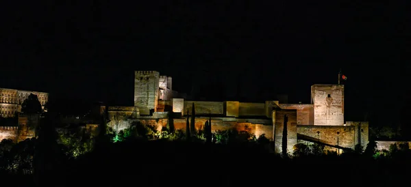 Alhambra Sarayı 'nın gece panoramik görüntüsü — Stok fotoğraf