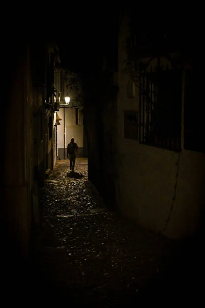 Rua típica e estreita do bairro Albaicin — Fotografia de Stock