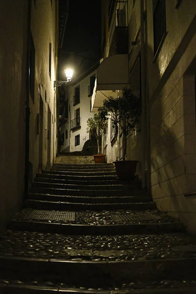 Typical and narrow street of the Albaicin neighborhood — Stock Photo, Image