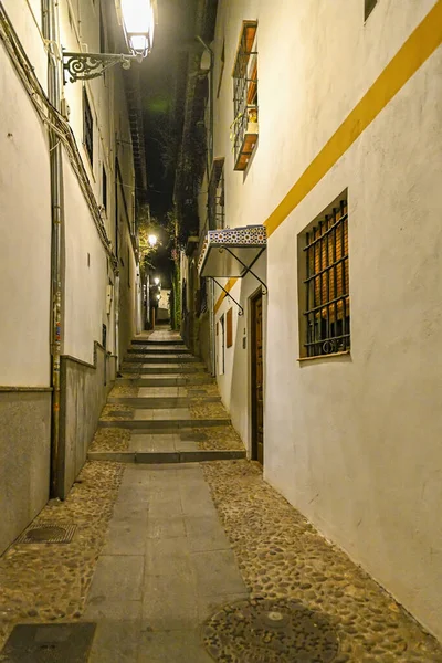 Typická a úzká ulice v okolí Albaicinu — Stock fotografie