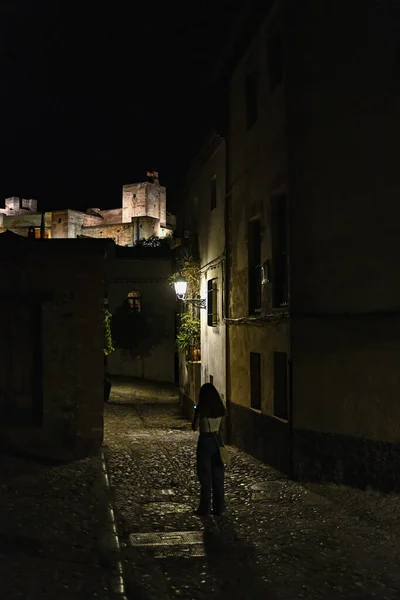 Calle típica y estrecha del barrio del Albaicín — Foto de Stock