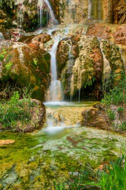 Villanueva 'nın doğal su kemerinde termal su taşması