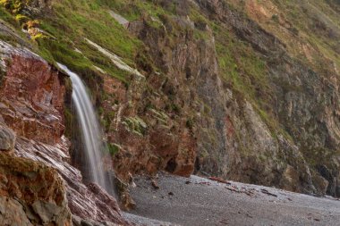 Vallina del Gallo sahilindeki değirmende şelale