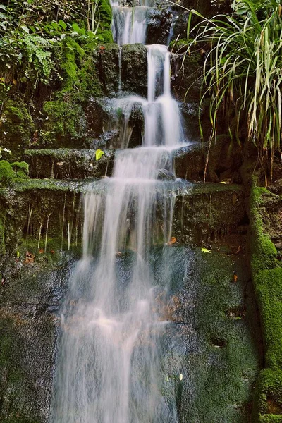 Wodospad w ogrodach Alhambry — Zdjęcie stockowe