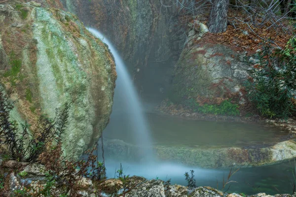 Cascata de água térmica no aqueduto natural de Villanueva — Fotografia de Stock