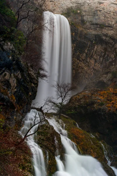 Cachoeira na nascente do rio Mundo. — Fotografia de Stock