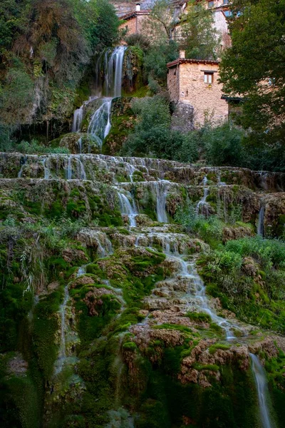 Cascade en passant par Orbaneja del Castillo — Photo