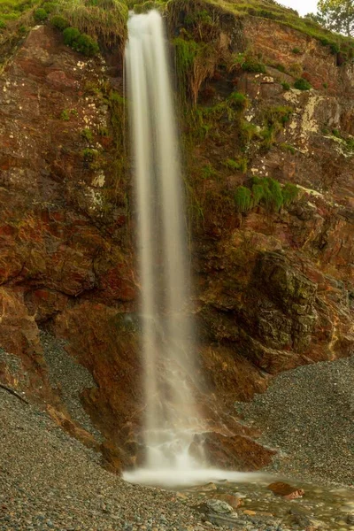 Wasserfall in der Mühle am Strand von Vallina del Gallo — Stockfoto