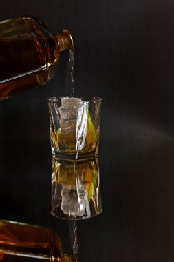 Farklı alkollü içeceklerin servisi.