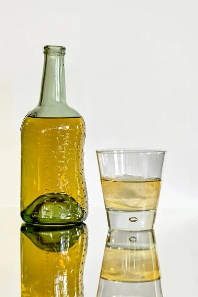 Serviço de diferentes bebidas alcoólicas. — Fotografia de Stock