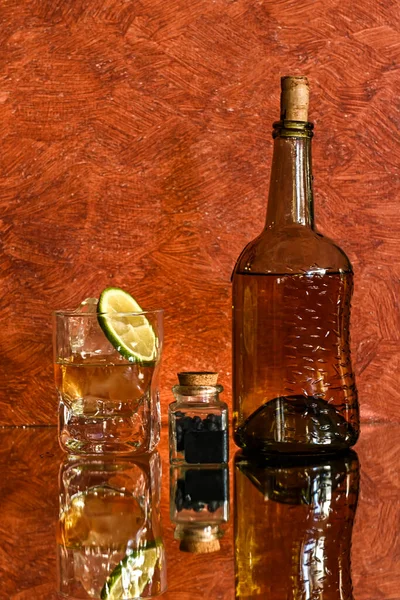 Service verschiedener alkoholischer Getränke. — Stockfoto