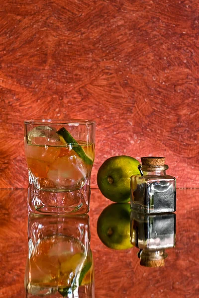 Service verschiedener alkoholischer Getränke. — Stockfoto