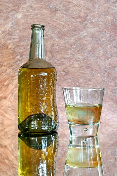 Delgivning av olika alkoholhaltiga drycker. — Stockfoto