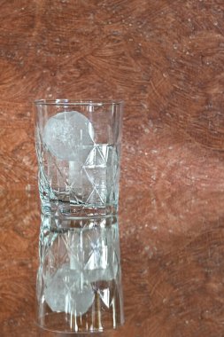 Farklı alkollü içeceklerin servisi.