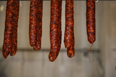 El yapımı farklı malzemeler ve sosisler..