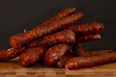 El yapımı farklı malzemeler ve sosisler..