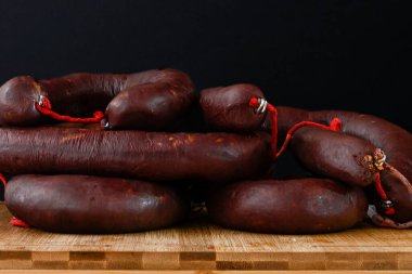 El yapımı farklı malzemeler ve sosisler..