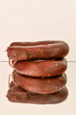 El yapımı farklı malzemeler ve sosisler..