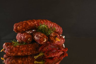 El yapımı farklı malzemeler ve sosisler..