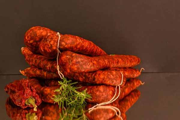 Diferentes tipos de ingredientes e salsichas feitas à mão. — Fotografia de Stock