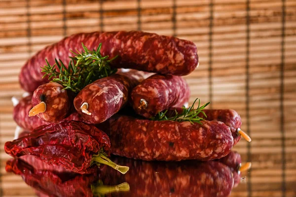 Diferentes tipos de ingredientes e salsichas feitas à mão. — Fotografia de Stock