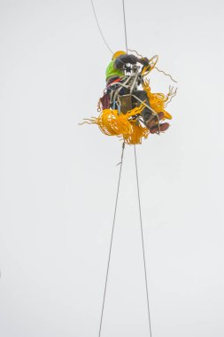 Yüksek elektrik kulelerinin kurulumu ve montajı.