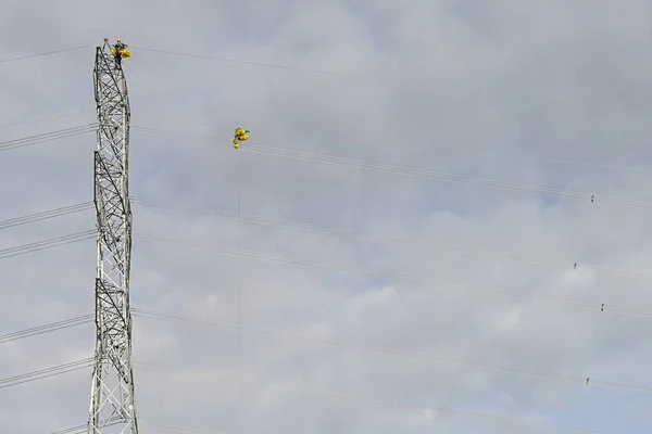 Installatie en montage van hoogbouw elektrische torens. — Stockfoto