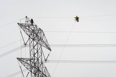Yüksek elektrik kulelerinin kurulumu ve montajı.
