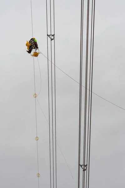 Installatie en montage van hoogbouw elektrische torens. — Stockfoto