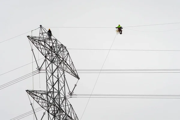 Yüksek elektrik kulelerinin kurulumu ve montajı.