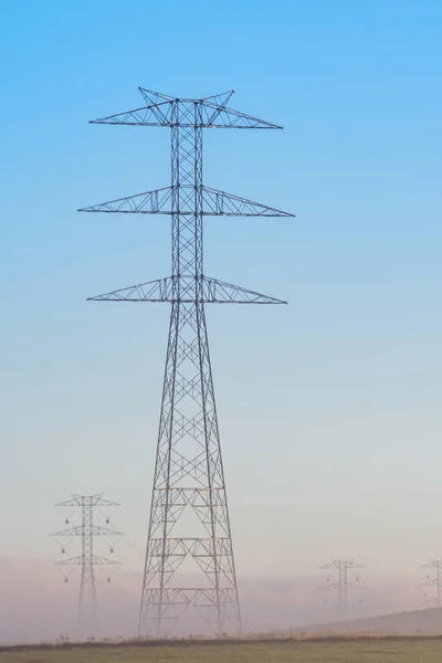 Instalación y montaje de torres eléctricas de gran altura. —  Fotos de Stock