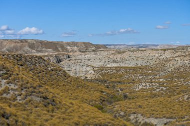 Granada Geopark 'ındaki Badland de los colaos tepeleri ve uçurumları