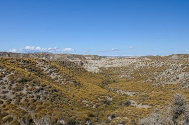 Granada Geopark 'ındaki Badland de los colaos tepeleri ve uçurumları