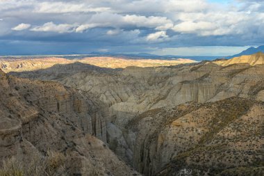 Granada Geopark 'ındaki Badland de los colaos tepeleri ve uçurumları