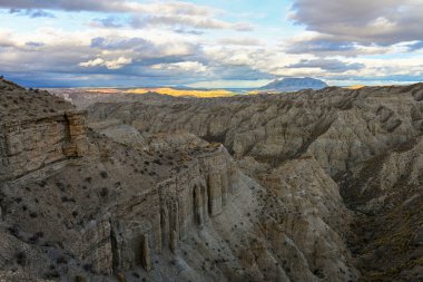 Granada Geopark 'ındaki Badland de los colaos tepeleri ve uçurumları