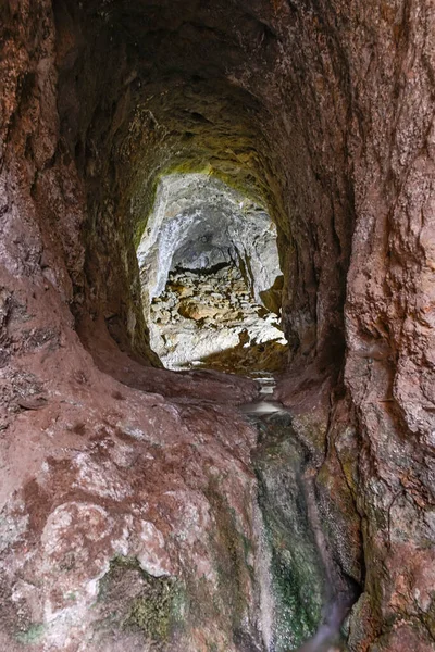 Yapay bir maden mağarasında bir pınarın doğuşu. — Stok fotoğraf