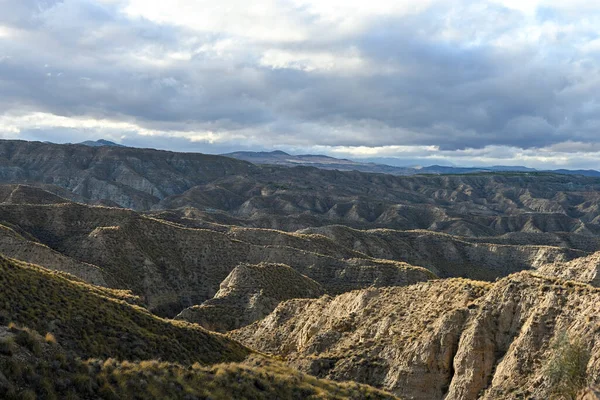 Montanhas e falésias da Badland de los Coloraos no Geoparque de Granada — Fotografia de Stock