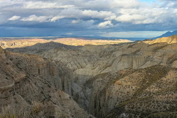 Montanhas e falésias da Badland de los Coloraos no Geoparque de Granada — Fotografia de Stock